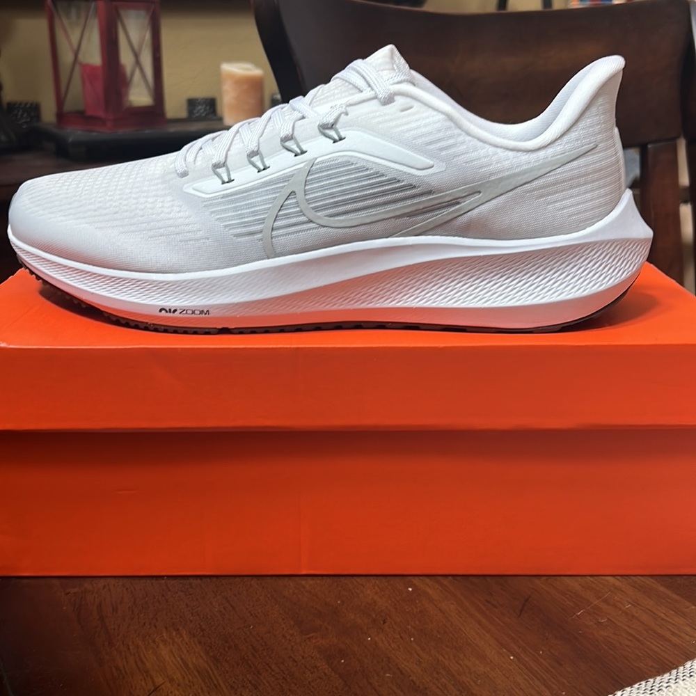 Brand New Mens Nike Air Zoom Pegasus 39  in white and a little grey sneakers